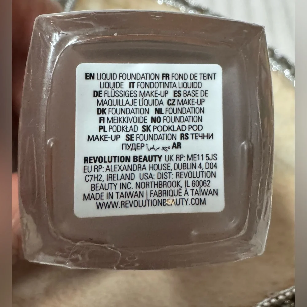 F17NC Skin Silk Serum Foundation -
Revolution - Picture 6 of 7